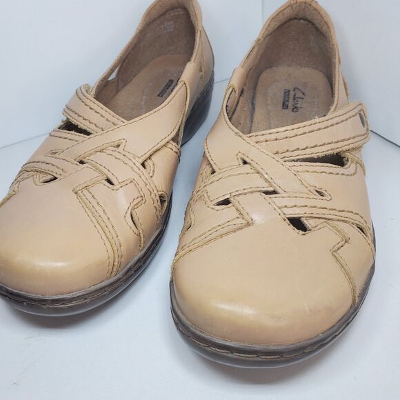 Clark's Wmns Sz 6.5 Tan Beige Leather Strappy Flat Comfort Sandals Preppy Summer - Picture 2 of 8